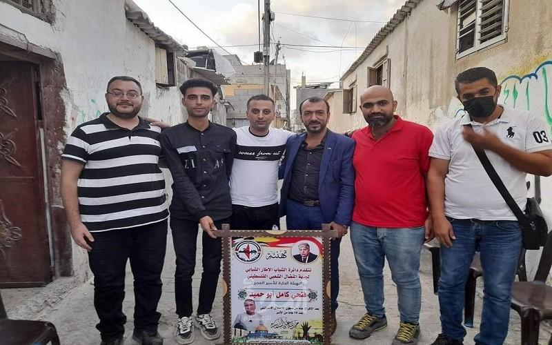 وفد من دائرة الشباب يقدم التهنئة للأسير أبو حميد بعد قضاء 19عاماً بسجون الاحتلال