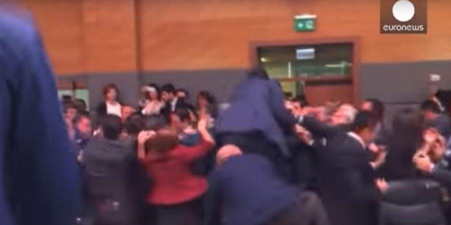 البرلمان التركي يبحث رفع الحصانة عن النواب المؤيدين للأكراد