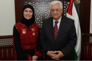 الرئيس عباس  يقلد المعلمة الحروب وسام الثقافة- مستوى الإبداع