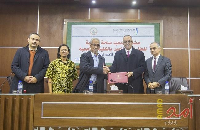 الكلية الجامعية توفر عشرات المنح الدراسية لطلبتها من ذوي الوضع الاقتصادي الصعب