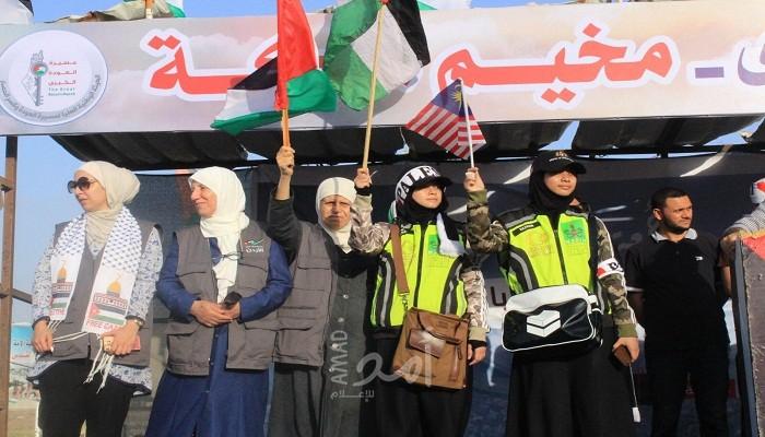 بالصور- وفد قافلة أميال من الابتسامات يشارك في مخيم العودة شرق غزة
