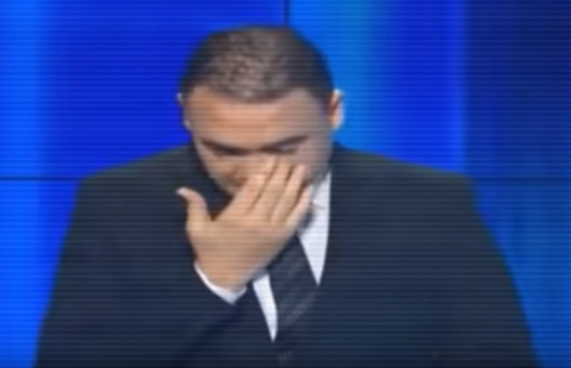 بالفيديو.. مذيع تونسي ينفجر باكياً علي الهواء بعد سماع خبر وفاة زميله