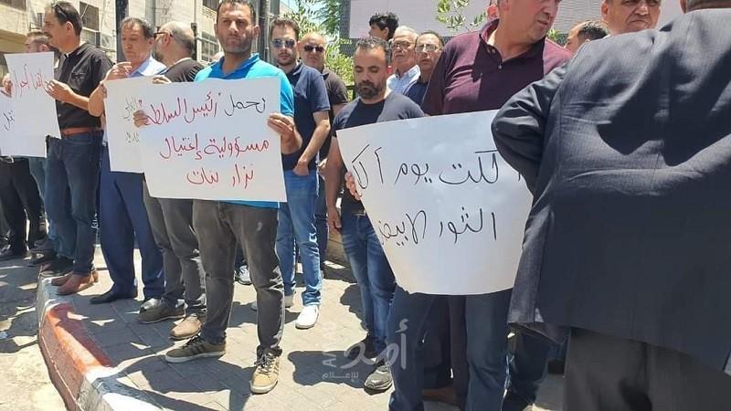 مظاهرات غاضبة برام الله والخليل مطالبًة بتحقيق حيادي في ملابسات اغتيال بنات- فيديو وصور