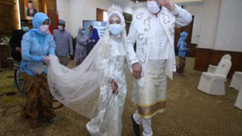 إندونيسي يتزوج عروس نجله والسبب صادم!!!