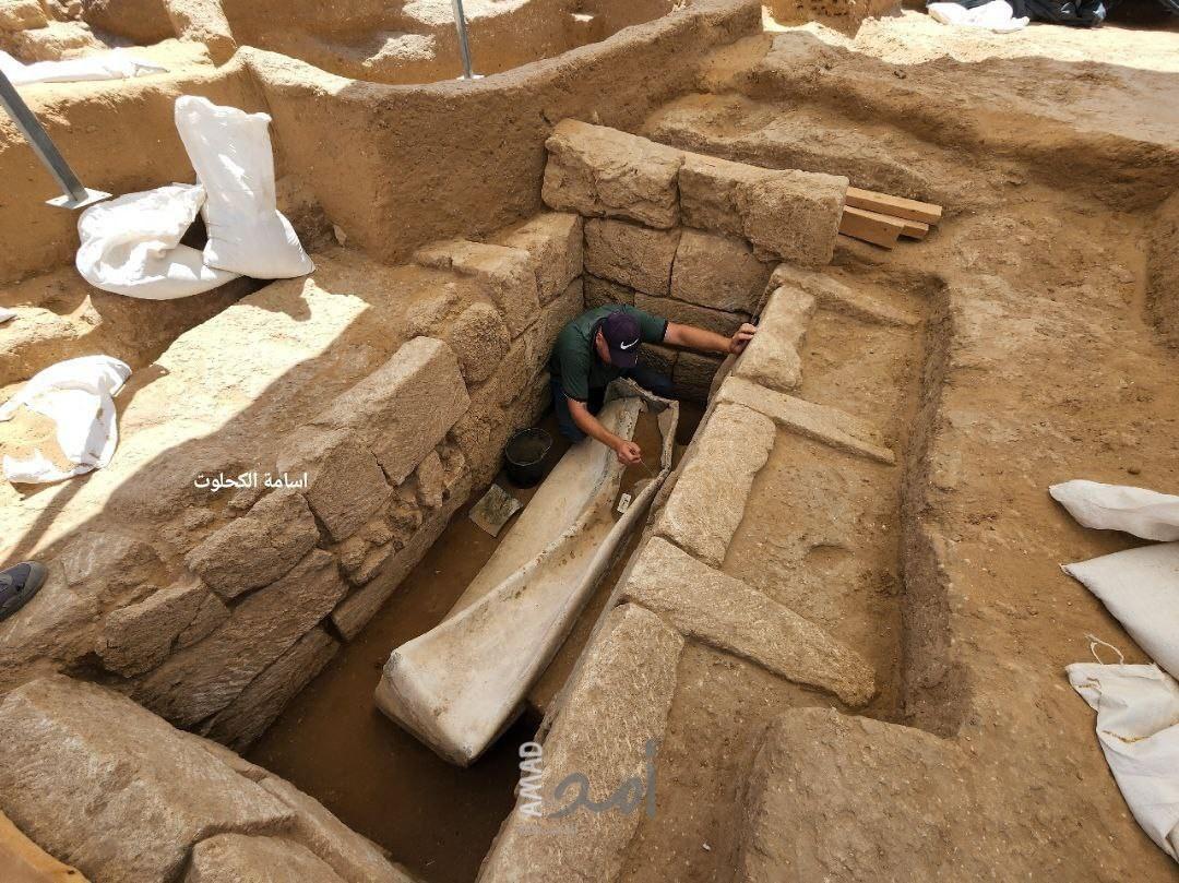 صور| العثور على تابوت أثري أثناء عمليات بحث وتنقيب داخل المقبرة الرومانية بغزة