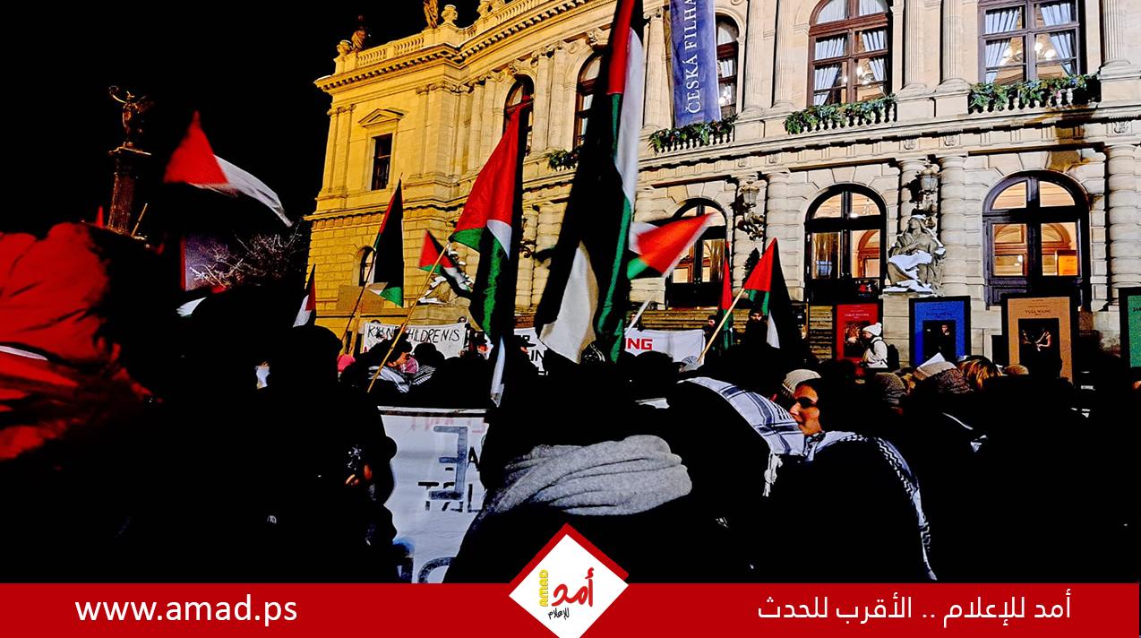 رسائل سياسية وقانونية للعالم والقادة العرب في تظاهرة أمام السفارة الإسرائيلية في براغ - صور وفيديو