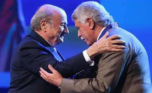 بلاتر يكرم نجم مصر والزمالك المعلم حسن شحاتة ويمنحه "وسام الاستحقاق"
