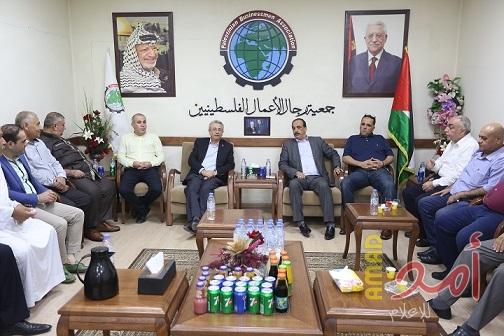 وفد من جمعية رجال الأعمال يتفقد حاجزي التفجير في غزة