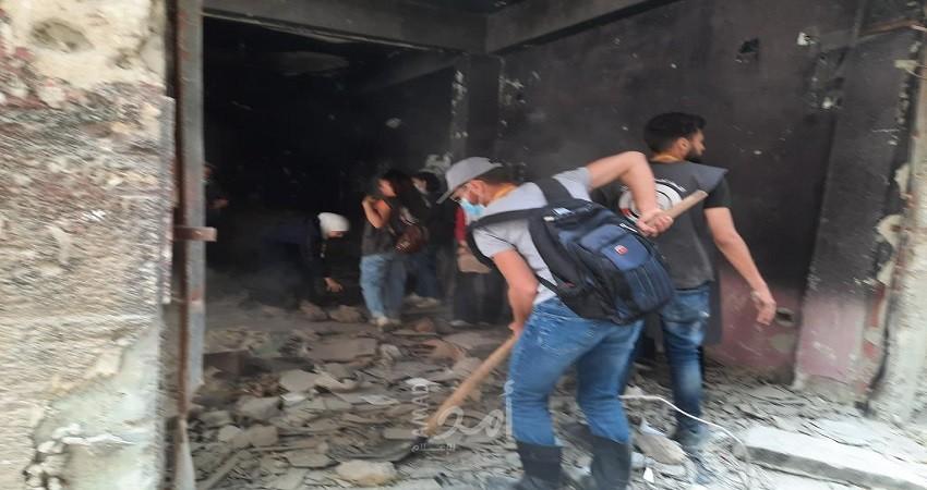 اللجنة الشعبية في اليرموك واتحاد الطلبة يساعدون الأهالي في المخيم بإزالة أنقاض منازلهم