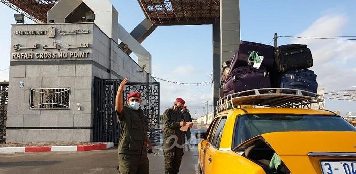 محدث..بدء مغادرة المسافرين عبر معبر رفح البري- صور