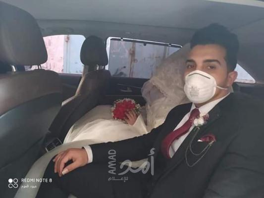 الزواج في زمن الكورونا ؛ عريس من المغازي يستبدل تكاليف زفافه بشراء سلات غذائية وتوزيعها على الفقراء "صور"