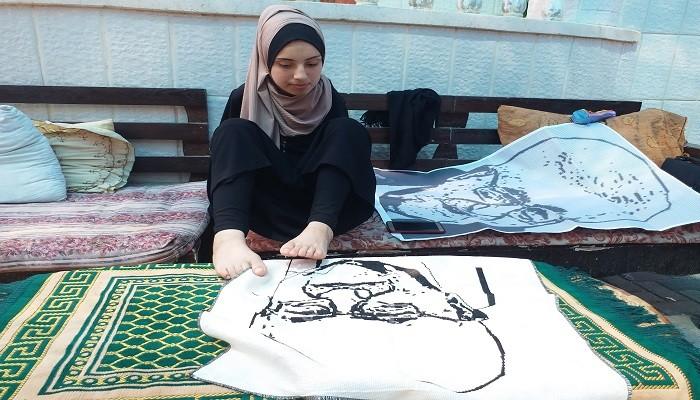 "آية مسعود" فتاة غزية بـ"أصابع قدميها" احترفت الرسم والتطريز - صور