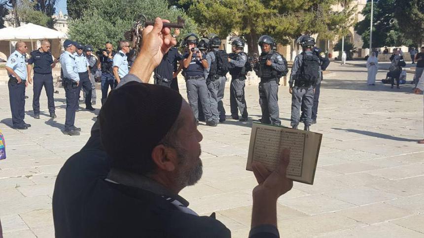 الاعتداء على مسؤول الإعلام في "الأوقاف" داخل الاقصى