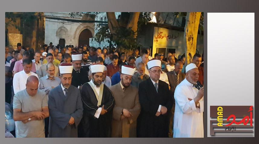 الآلاف يؤدون صلاة المغرب في الميادين المحيطة بالأقصى رفضا لإجراءات الاحتلال