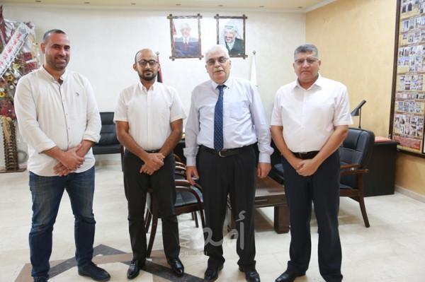 غزة: طالب جامعي يبتكر مشروع لتطوير نموذج صناعي للزجاج الواقي من الأشعة الخطيرة