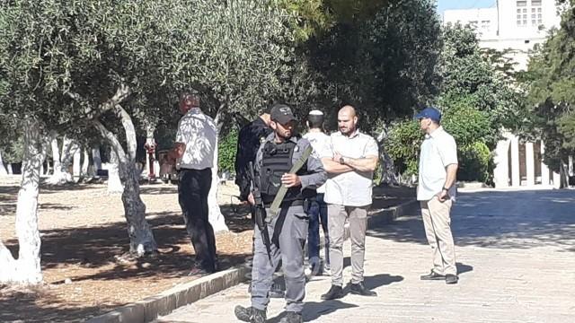 القدس: عشرات المستوطنين يقتحمون باحات الأقصى