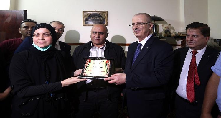 الحمد الله يزور المواطنة عودة ويهنئها بنجاح عملية زراعة الرئة لها
