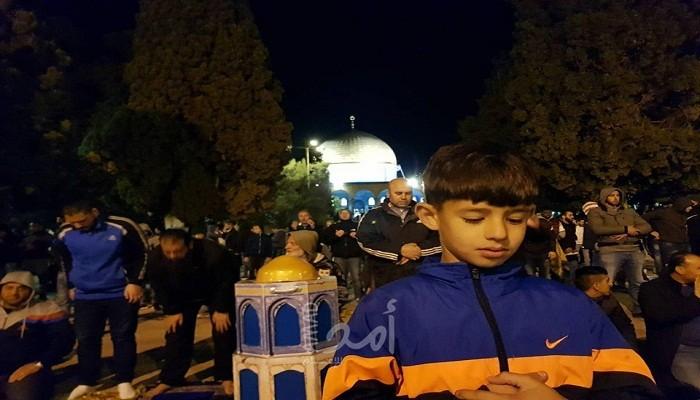 بالصور -  آلاف الفلسطينيين يؤدون صلاة التروايح بالأقصى رغم الحواجز