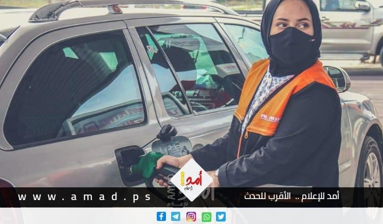 "سلمى النجار".. أول أنثى تمارس العمل في محطة بترول جنوب قطاع غزة