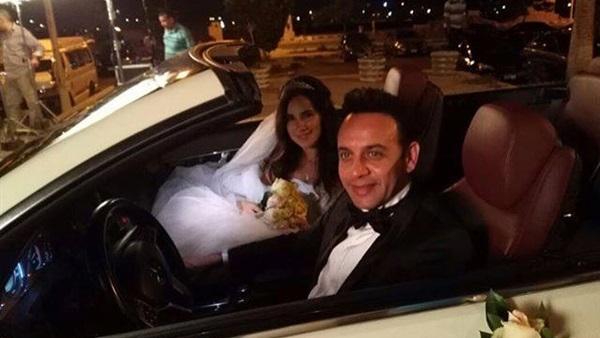 مصطفى قمر يتزوج شيرى عادل فى سيارة مكشوفة
