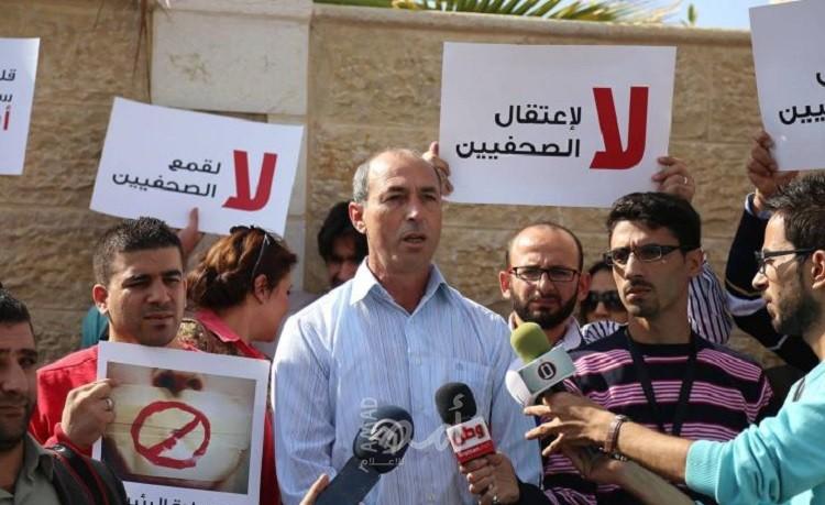 نقابة الصحفيين تستنكر منع عضو مجلسها عمر نزال من المشاركة في مؤتمر دولي