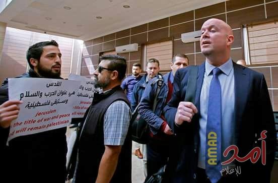 بالفيديو: "أمريكا برا برا"..شبان يطردون وفداً أمريكياً في غرفة تجارة وصناعة بيت لحم