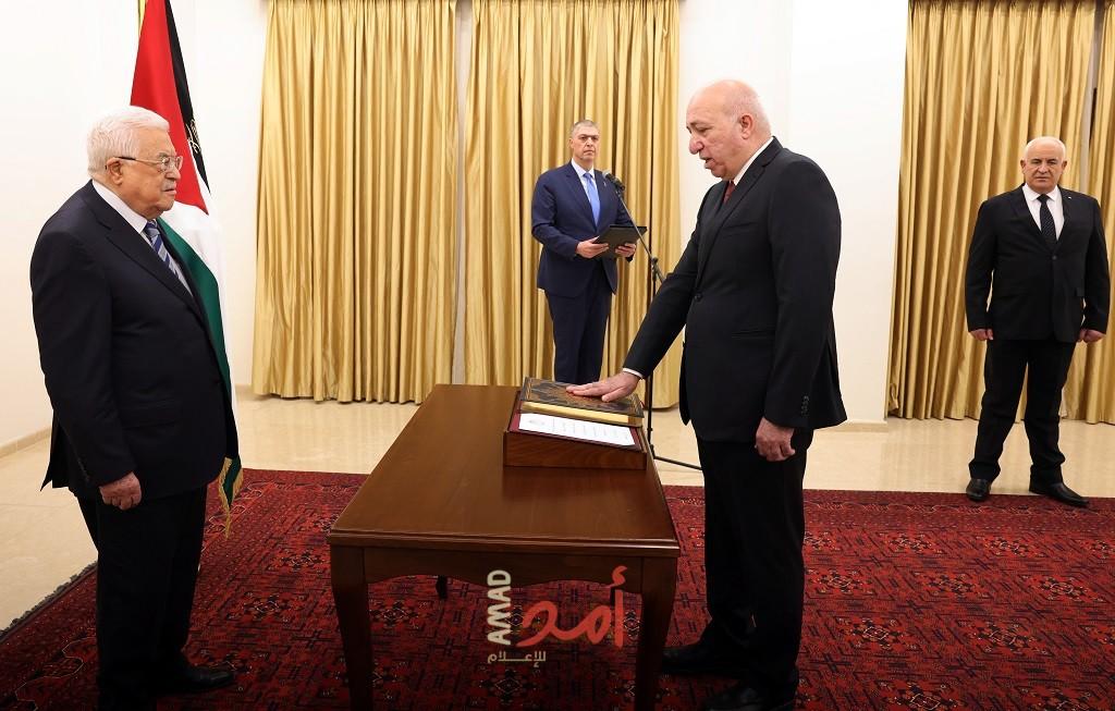 اللواء التعمري يؤدي اليمين القانونية أمام الرئيس عباس مديرًا لجهاز الأمن الوقائي