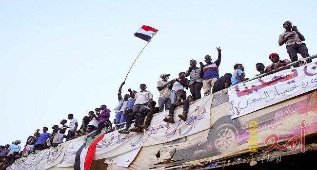 بالصور والفيديو.. مظاهر احتفالية بشوارع السودان مرددين "سقطت - سقطت"