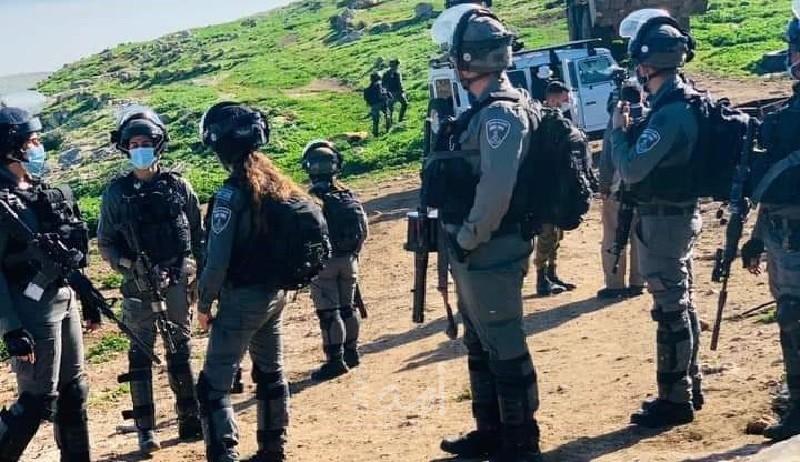 قوات الاحتلال تهدم "آبار مياه" في بلدة المغير شرق رام الله- صور