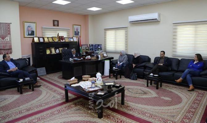 وفد نسوي من جمعية النهضة ومدرسة الأمهات يلتقي محافظ قلقيلية