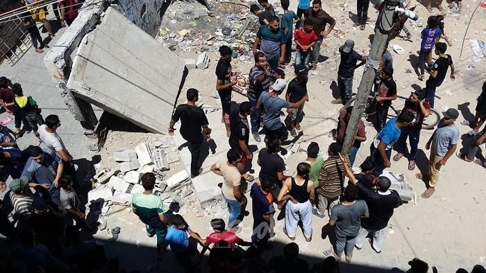 محدث.. وفاة طفلة وإصابات بينها خطيرة في انهيار سقف مبنى برفح