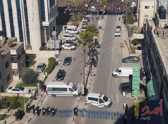 بالصور.. مظاهرة حاشدة برام الله ضد الضمان الاجتماعي.. وأمن السلطة يمنعها من الوصول للمؤسسة