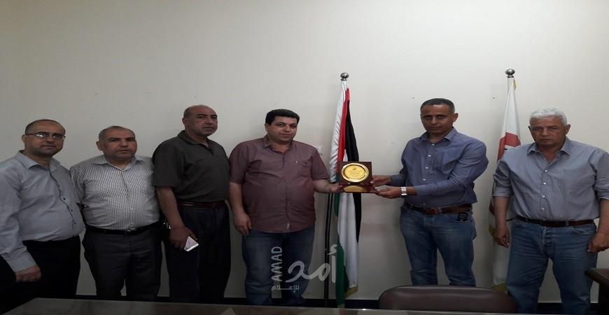 هيئة الأسرى تزور الأسير المحرر المريض النباهين وتكرم اتحاد لجان العمل الصحي