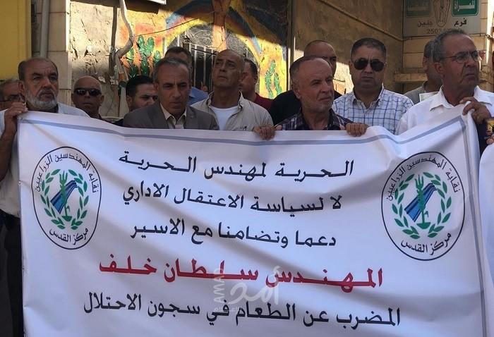 والد الأسير المضرب خلف: "لا سامحكم الله إن قصرتم بحق أسرانا المضربين"