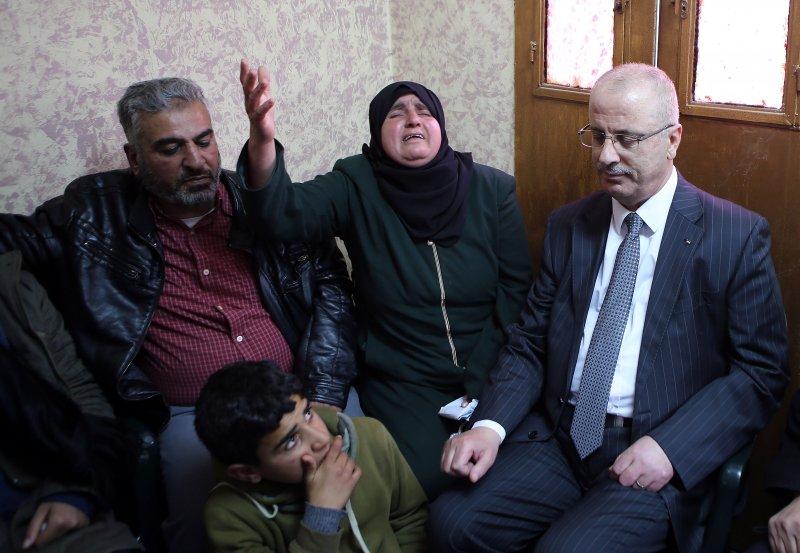 اثناء تعزية ذويه .. الحمدالله : دم الشهيد الحاج لن يذهب سدى