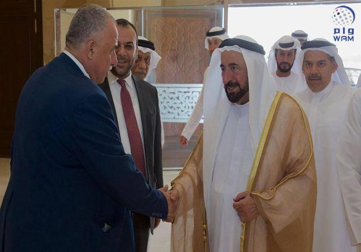حاكم الشارقة يلتقي نخبة من شعراء فلسطين المشاركين في ملتقى الشعر الشعبي