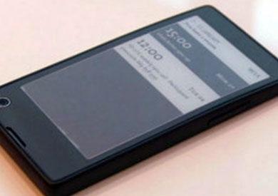 شركة روسية تطلق هاتف ذكي بشاشتين إحداهما بالحبر الإلكتروني