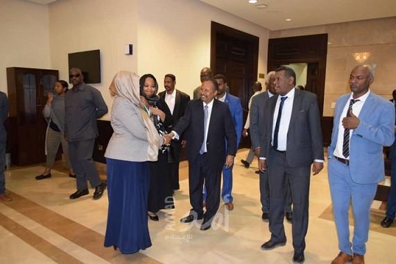 صور .. أول ظهور لرئيس الوزراء السوداني بعد محاولة الاغتيال