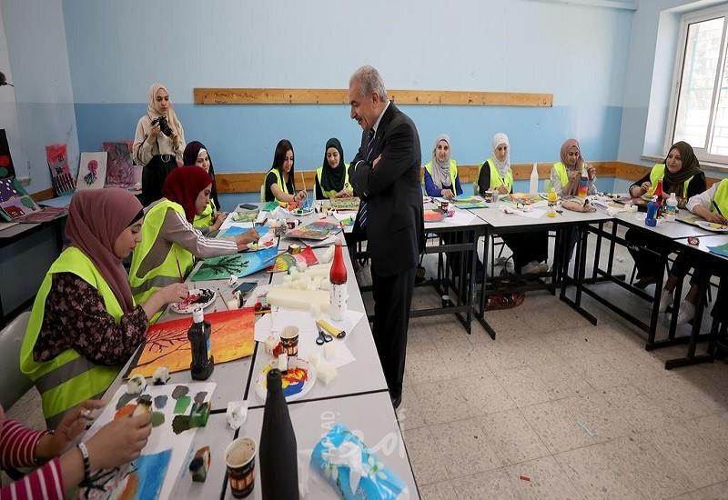اشتية يتفقد قاعات انعقاد الدورات التدريبية للجنة الوطنية للمخيمات الصيفية