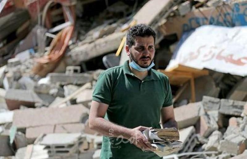 شعبان إسليم يأمل في إعادة بناء مكتبته بعد دمارها في القصف - صور
