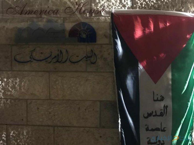 الأمن الاسرائيلي يقتحم فندق بالقدس لمنع عقد مؤتمر صحفي لشخصيات مقدسية وتعتقل بعضها