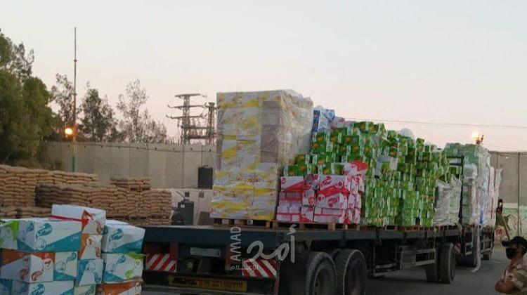 بالصور- إدخال عشرات الشاحنات المحملة بالبضائع والمواد الغذائية إلى قطاع غزة