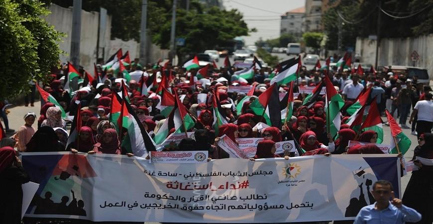 بالصور- خريجو قطاع غزة يطالبون الحكومة بتبني سياسات عادلة لحل أزمة البطالة
