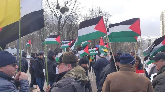 كييف: أبناء الجاليات الفلسطينية والعربية والصديقة ينظمون وقفة احتجاج رفضا لصفقة ترامب