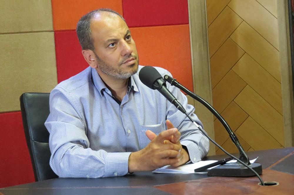 مصادر:  حماس تقيل عماد الباز  من مصنبة في الاقتصاد وتعينه مستشار