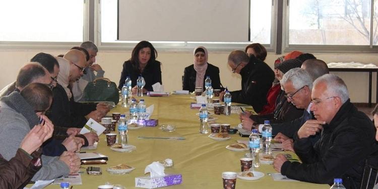 منال فرحان بجوار وزير الاقتصاد عبير عودة