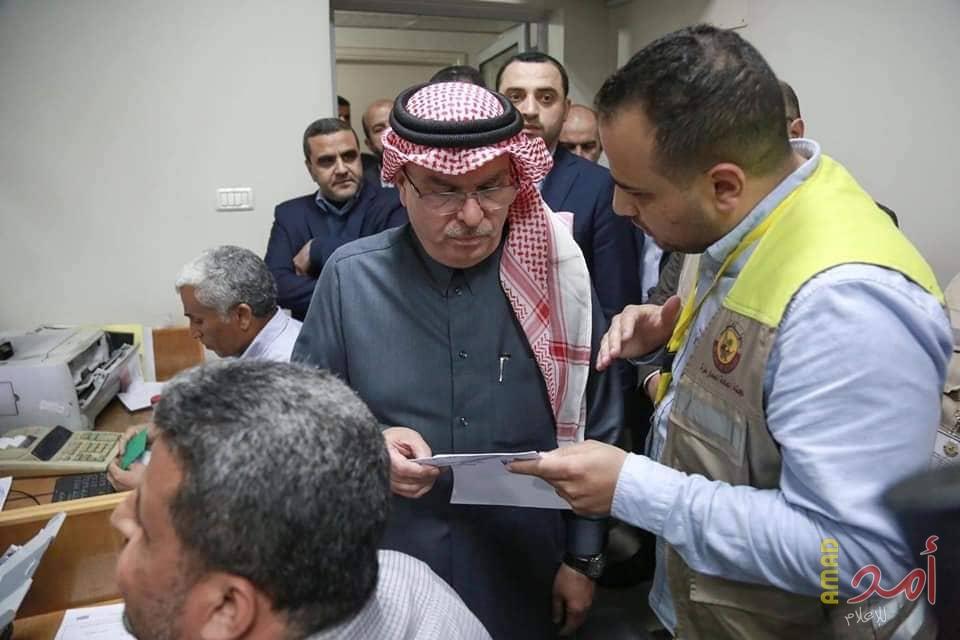 العمادي ونائبه يتفقدان مراكز توزيع المنحة القطرية في غزة