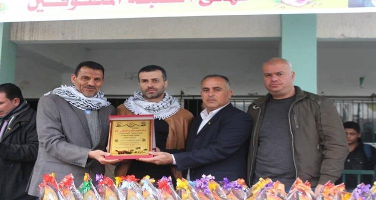 " فتح " تكرم مدير مدرسة جمال عبد الناصر والطلاب المميزين