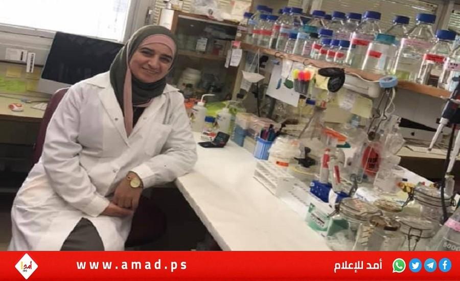 أول طبيبة مخبرية مقدسية تناقش رسالة الدكتوراة في علم الجينات
