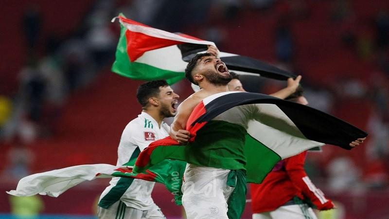 لاعبو المنتخب الجزائري يرفعون أعلام فلسطين بعد تأهلهم لنصف نهائي كأس العرب - فيديو